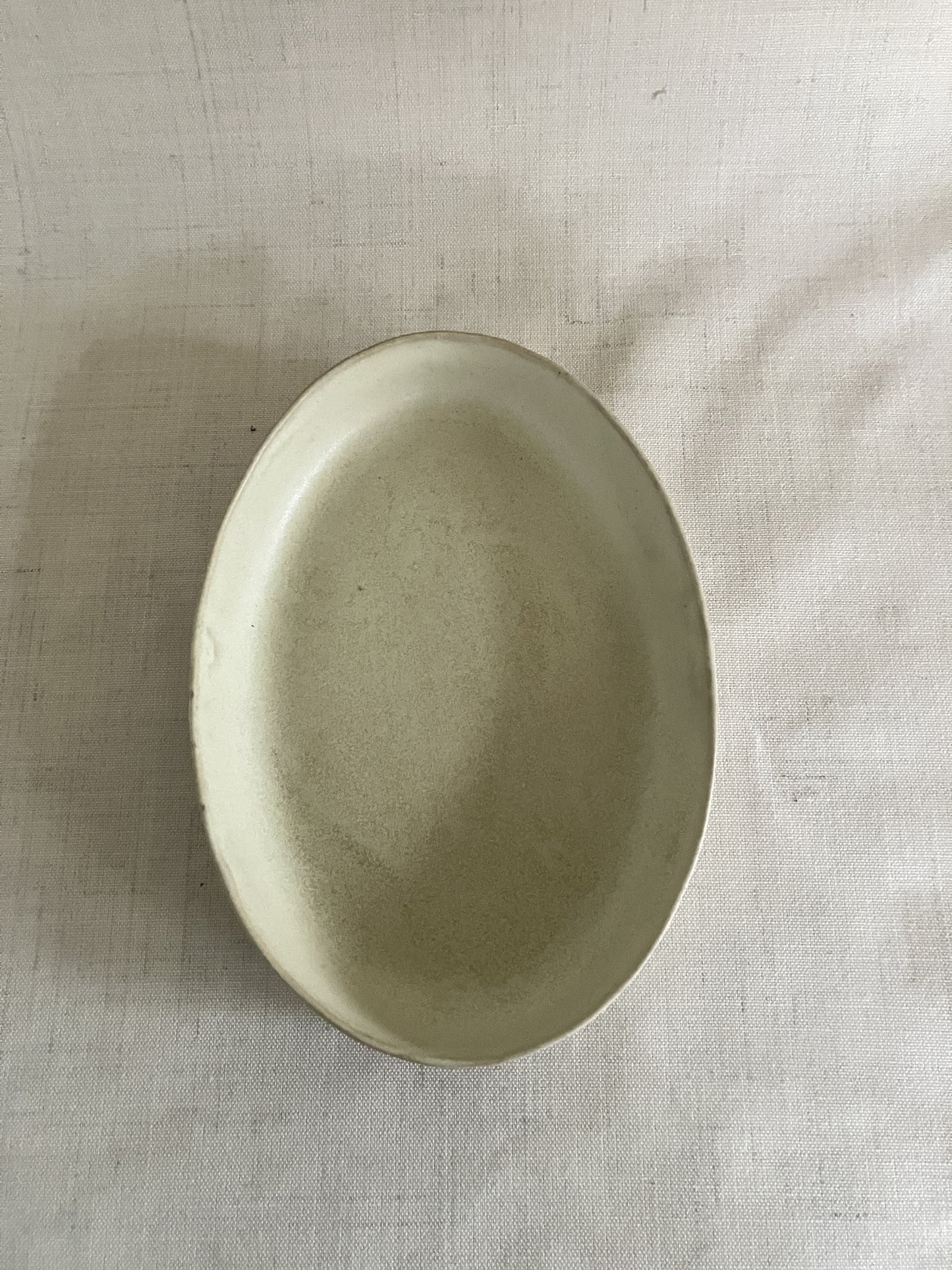 Karolines fade er perfekte til servering.
Keramik fadet er støbt og dermed ens i størrelse med andre fade fra Karoline Illum. Alligevel er der ikke to fade der er ens. Karoline er nemlig optaget af at skabe liv og variation i hendes glasurer. Hun arbejder ofte lag på lag med flere typer glasurer ovenpå hinanden. Derfor kan samme glasur tage sig forskelligt ud fra brænding til brænding.
Diameter: ca. 27,5 x 19 cm. Højde: ca. 3,5 cm.
Fadene tåler rengøring i opvaskemaskine.