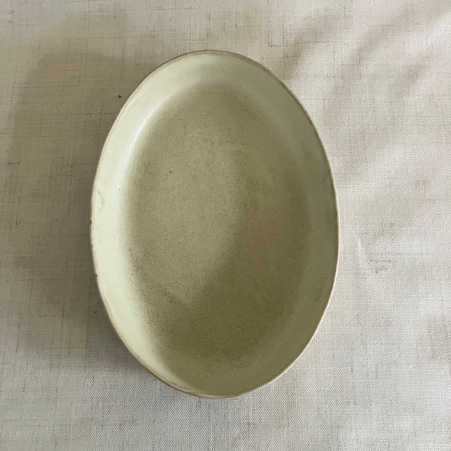 Karolines fade er perfekte til servering.
Keramik fadet er støbt og dermed ens i størrelse med andre fade fra Karoline Illum. Alligevel er der ikke to fade der er ens. Karoline er nemlig optaget af at skabe liv og variation i hendes glasurer. Hun arbejder ofte lag på lag med flere typer glasurer ovenpå hinanden. Derfor kan samme glasur tage sig forskelligt ud fra brænding til brænding.
Diameter: ca. 27,5 x 19 cm. Højde: ca. 3,5 cm.
Fadene tåler rengøring i opvaskemaskine.