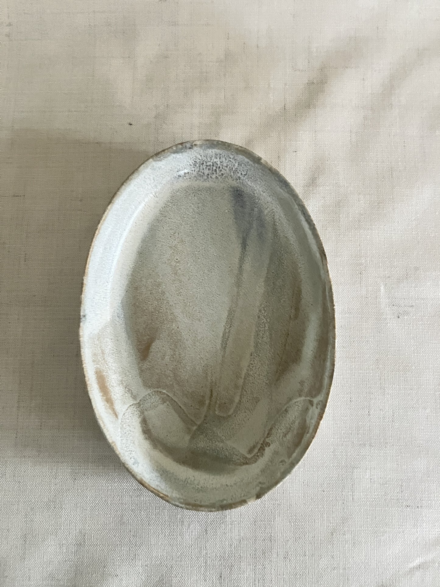 Karolines fade er perfekte til servering.
Keramik fadet er støbt og dermed ens i størrelse med andre fade fra Karoline Illum. Alligevel er der ikke to fade der er ens. Karoline er nemlig optaget af at skabe liv og variation i hendes glasurer. Hun arbejder ofte lag på lag med flere typer glasurer ovenpå hinanden. Derfor kan samme glasur tage sig forskelligt ud fra brænding til brænding.
Diameter: ca. 27,5 x 19 cm. Højde: ca. 3,5 cm.
Fadene tåler rengøring i opvaskemaskine.