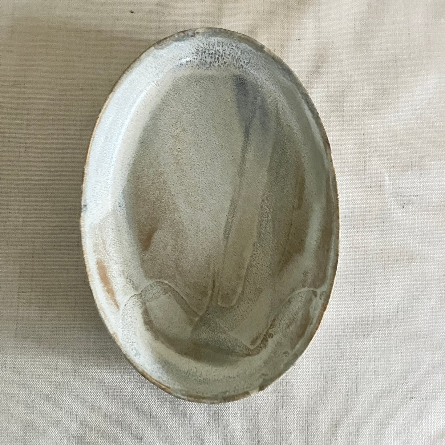 Karolines fade er perfekte til servering.
Keramik fadet er støbt og dermed ens i størrelse med andre fade fra Karoline Illum. Alligevel er der ikke to fade der er ens. Karoline er nemlig optaget af at skabe liv og variation i hendes glasurer. Hun arbejder ofte lag på lag med flere typer glasurer ovenpå hinanden. Derfor kan samme glasur tage sig forskelligt ud fra brænding til brænding.
Diameter: ca. 27,5 x 19 cm. Højde: ca. 3,5 cm.
Fadene tåler rengøring i opvaskemaskine.