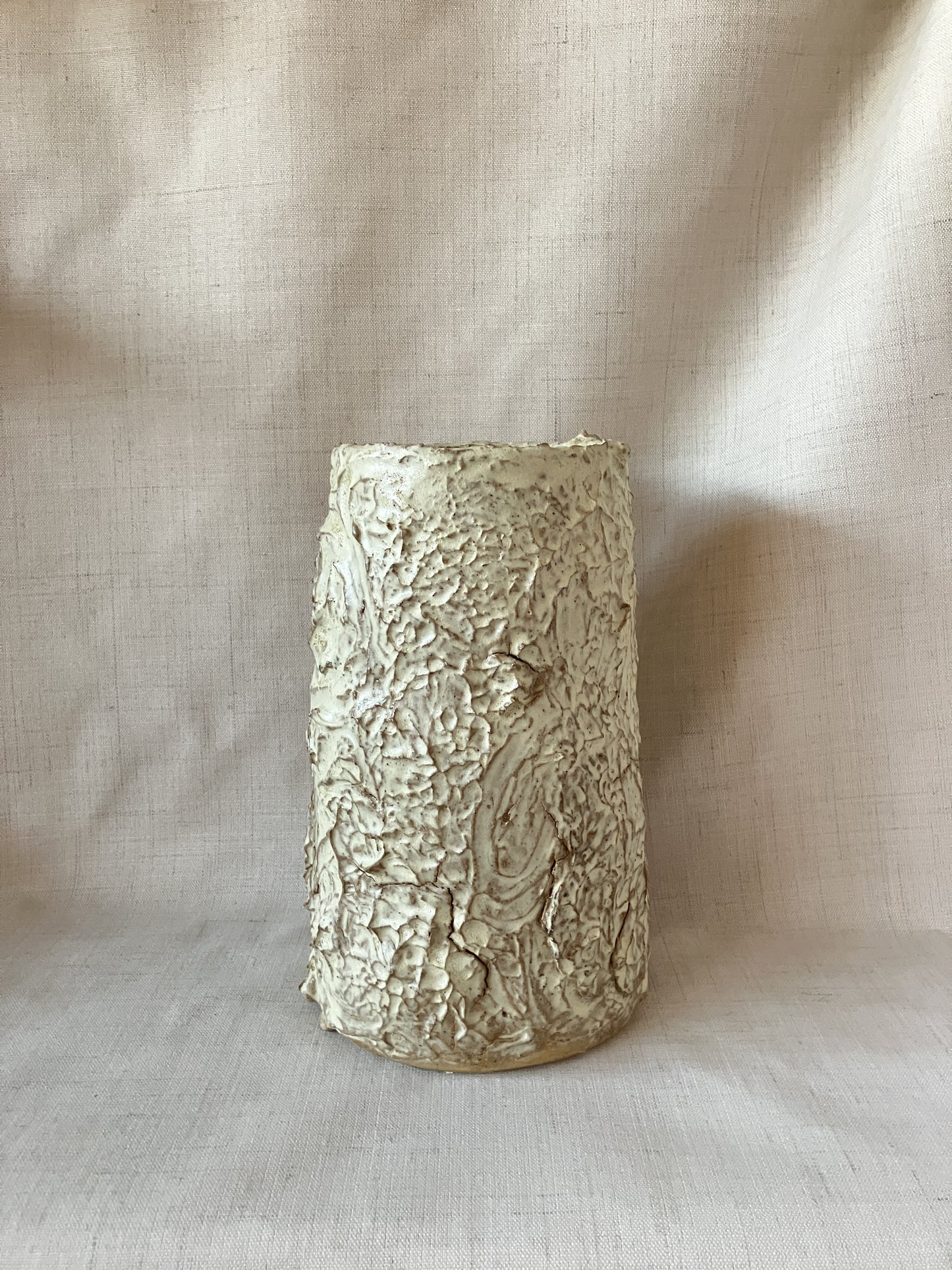 Gulvvasen i farven strågul er unika keramik fra Karoline Illum.
COP30 - Verdens Skove - Overskud går til velgørenhed.