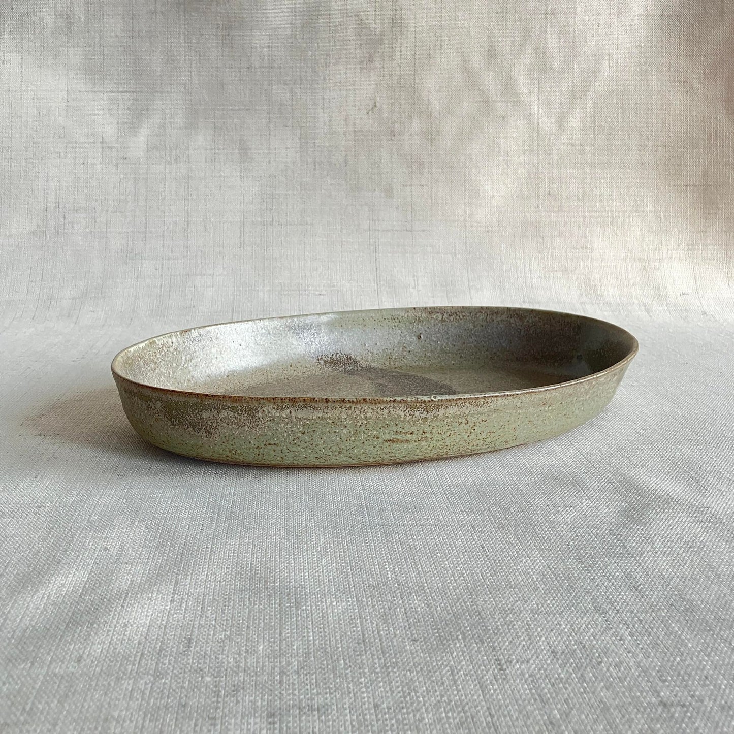 Karolines fade er perfekte til servering.
Keramikfadet er støbt og dermed ens i størrelse med andre fade fra Karoline Illum. Alligevel er der ikke to fade der er ens. Karoline er nemlig optaget af at skabe liv og variation i hendes glasurer.
Det betyder, at der kan være nuanceforskelle, hvilket ikke er en fejl, men et særkende ved Karolines tilgang til keramikken.
Fadene tåler rengøring i opvaskemaskine.