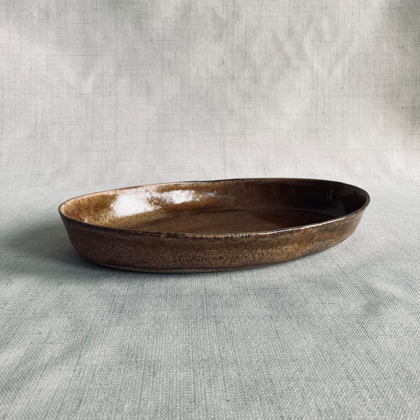 Karolines fade er perfekte til servering.

Keramikfadet er støbt og dermed ens i størrelse med andre fade fra Karoline Illum. Alligevel er der ikke to fade der er ens. Karoline er nemlig optaget af at skabe liv og variation i hendes glasurer. 

Det betyder, at der kan være nuanceforskelle, hvilket ikke er en fejl, men et særkende ved Karolines tilgang til keramikken.
Fadene tåler rengøring i opvaskemaskine.