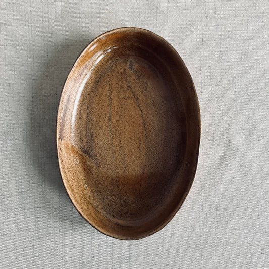 Karolines fade er perfekte til servering.

Keramikfadet er støbt og dermed ens i størrelse med andre fade fra Karoline Illum. Alligevel er der ikke to fade der er ens. Karoline er nemlig optaget af at skabe liv og variation i hendes glasurer. 

Det betyder, at der kan være nuanceforskelle, hvilket ikke er en fejl, men et særkende ved Karolines tilgang til keramikken.
Fadene tåler rengøring i opvaskemaskine.