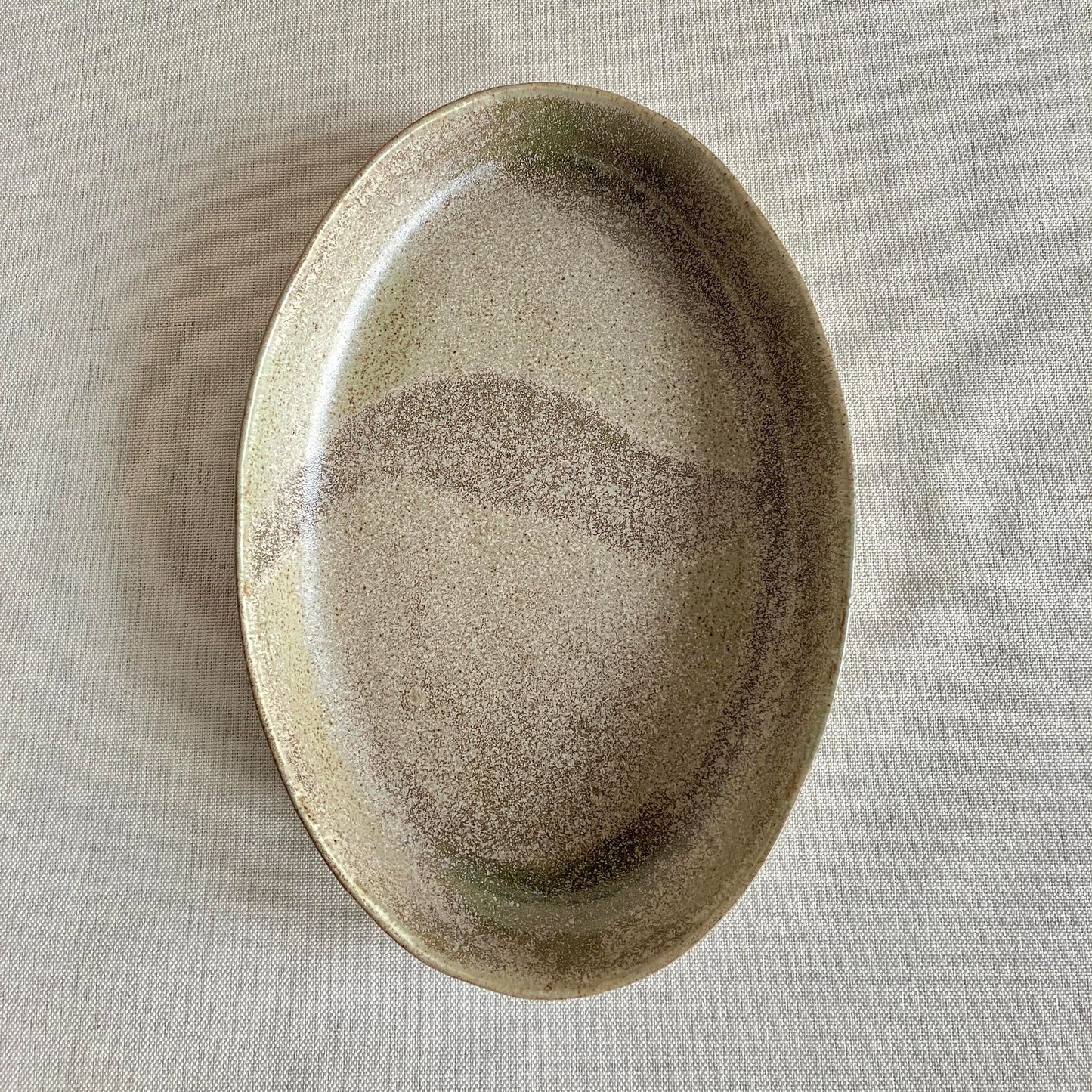 Karolines fade er perfekte til servering.

Keramikfadet er støbt og dermed ens i størrelse med andre fade fra Karoline Illum. Alligevel er der ikke to fade der er ens. Karoline er nemlig optaget af at skabe liv og variation i hendes glasurer. 

Det betyder, at der kan være nuanceforskelle, hvilket ikke er en fejl, men et særkende ved Karolines tilgang til keramikken.
Fadene tåler rengøring i opvaskemaskine.