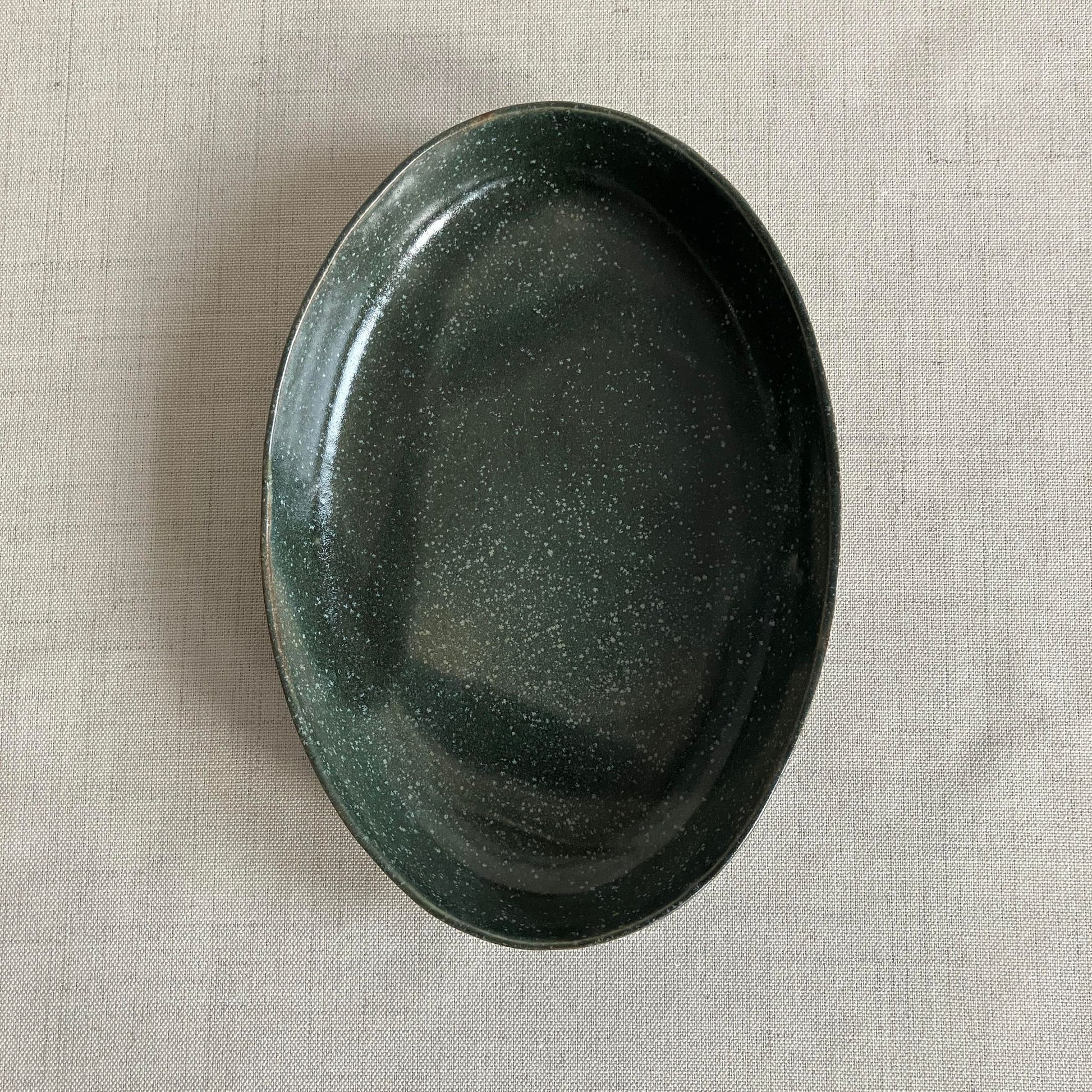 Karolines fade er perfekte til servering.

Keramikfadet er støbt og dermed ens i størrelse med andre fade fra Karoline Illum. Alligevel er der ikke to fade der er ens. Karoline er nemlig optaget af at skabe liv og variation i hendes glasurer. 

Det betyder, at der kan være nuanceforskelle, hvilket ikke er en fejl, men et særkende ved Karolines tilgang til keramikken.
Fadene tåler rengøring i opvaskemaskine.