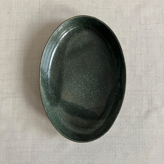 Karolines fade er perfekte til servering.

Keramikfadet er støbt og dermed ens i størrelse med andre fade fra Karoline Illum. Alligevel er der ikke to fade der er ens. Karoline er nemlig optaget af at skabe liv og variation i hendes glasurer. 

Det betyder, at der kan være nuanceforskelle, hvilket ikke er en fejl, men et særkende ved Karolines tilgang til keramikken.
Fadene tåler rengøring i opvaskemaskine.