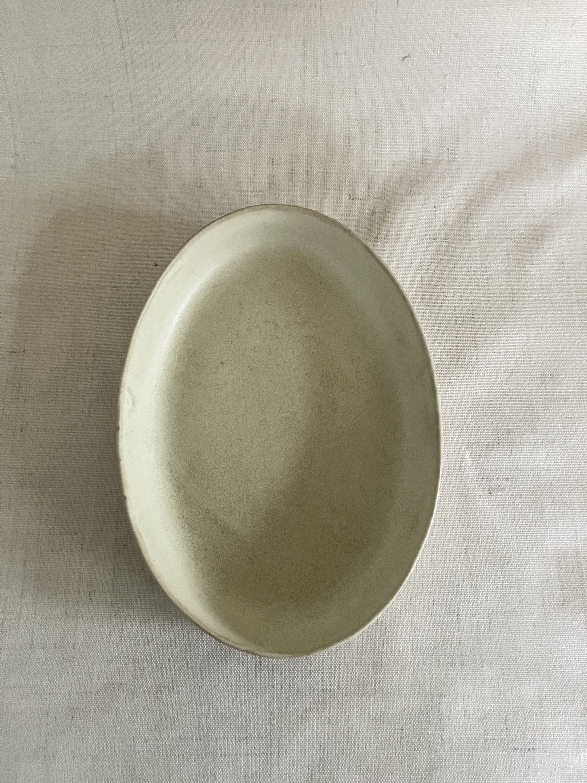 Karolines fade er perfekte til servering.

Keramik fadet er støbt og dermed ens i størrelse med andre fade fra Karoline Illum. Alligevel er der ikke to fade der er ens. Karoline er nemlig optaget af at skabe liv og variation i hendes glasurer. Hun arbejder ofte lag på lag med flere typer glasurer ovenpå hinanden. Derfor kan samme glasur tage sig forskelligt ud fra brænding til brænding.
Diameter: ca. 27,5 x 19 cm. Højde: ca. 3,5 cm.

Fadene tåler rengøring i opvaskemaskine.
