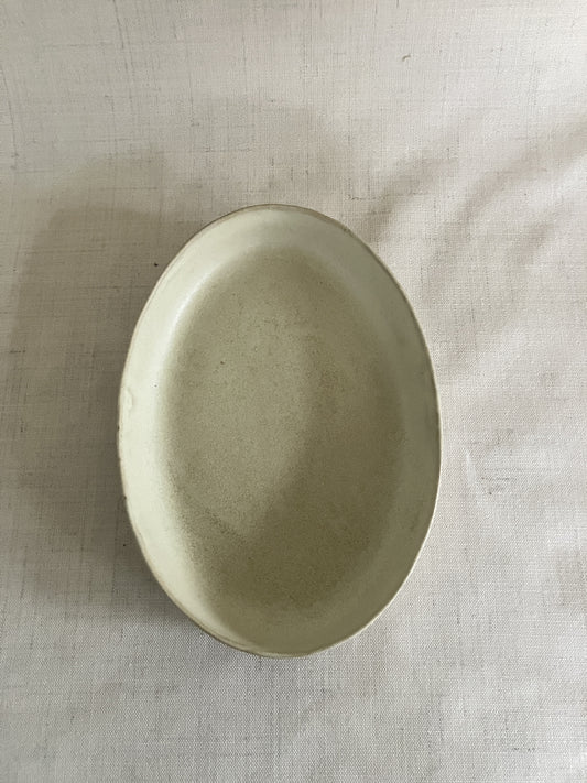 Karolines fade er perfekte til servering.

Keramik fadet er støbt og dermed ens i størrelse med andre fade fra Karoline Illum. Alligevel er der ikke to fade der er ens. Karoline er nemlig optaget af at skabe liv og variation i hendes glasurer. Hun arbejder ofte lag på lag med flere typer glasurer ovenpå hinanden. Derfor kan samme glasur tage sig forskelligt ud fra brænding til brænding.
Diameter: ca. 27,5 x 19 cm. Højde: ca. 3,5 cm.

Fadene tåler rengøring i opvaskemaskine.
