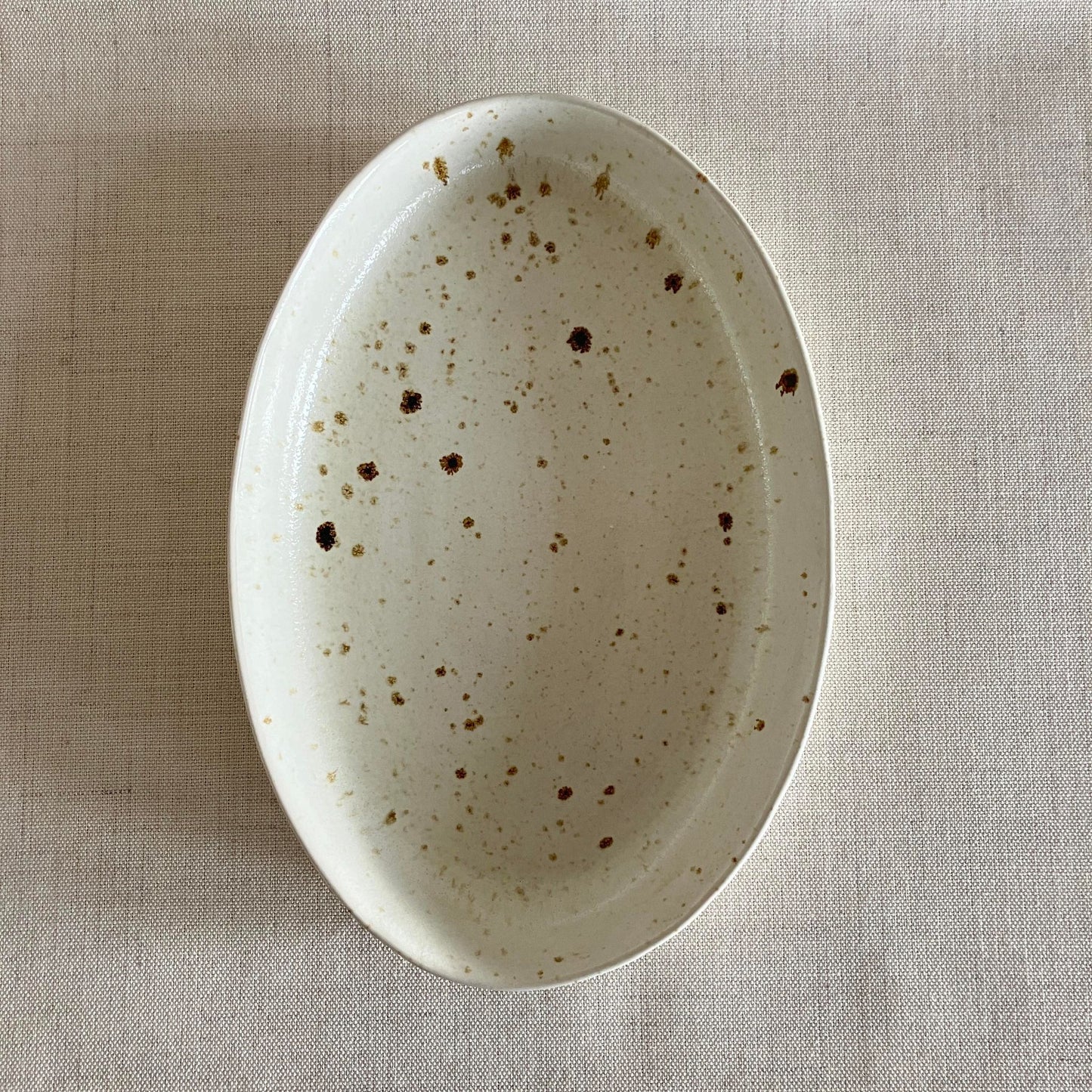 Karolines fade er perfekte til servering.

Keramikfadet er støbt og dermed ens i størrelse med andre fade fra Karoline Illum. Alligevel er der ikke to fade der er ens. Karoline er nemlig optaget af at skabe liv og variation i hendes glasurer. 

Det betyder, at der kan være nuanceforskelle, hvilket ikke er en fejl, men et særkende ved Karolines tilgang til keramikken.
Fadene tåler rengøring i opvaskemaskine.