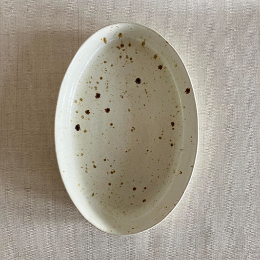 Karolines fade er perfekte til servering.

Keramikfadet er støbt og dermed ens i størrelse med andre fade fra Karoline Illum. Alligevel er der ikke to fade der er ens. Karoline er nemlig optaget af at skabe liv og variation i hendes glasurer. 

Det betyder, at der kan være nuanceforskelle, hvilket ikke er en fejl, men et særkende ved Karolines tilgang til keramikken.
Fadene tåler rengøring i opvaskemaskine.