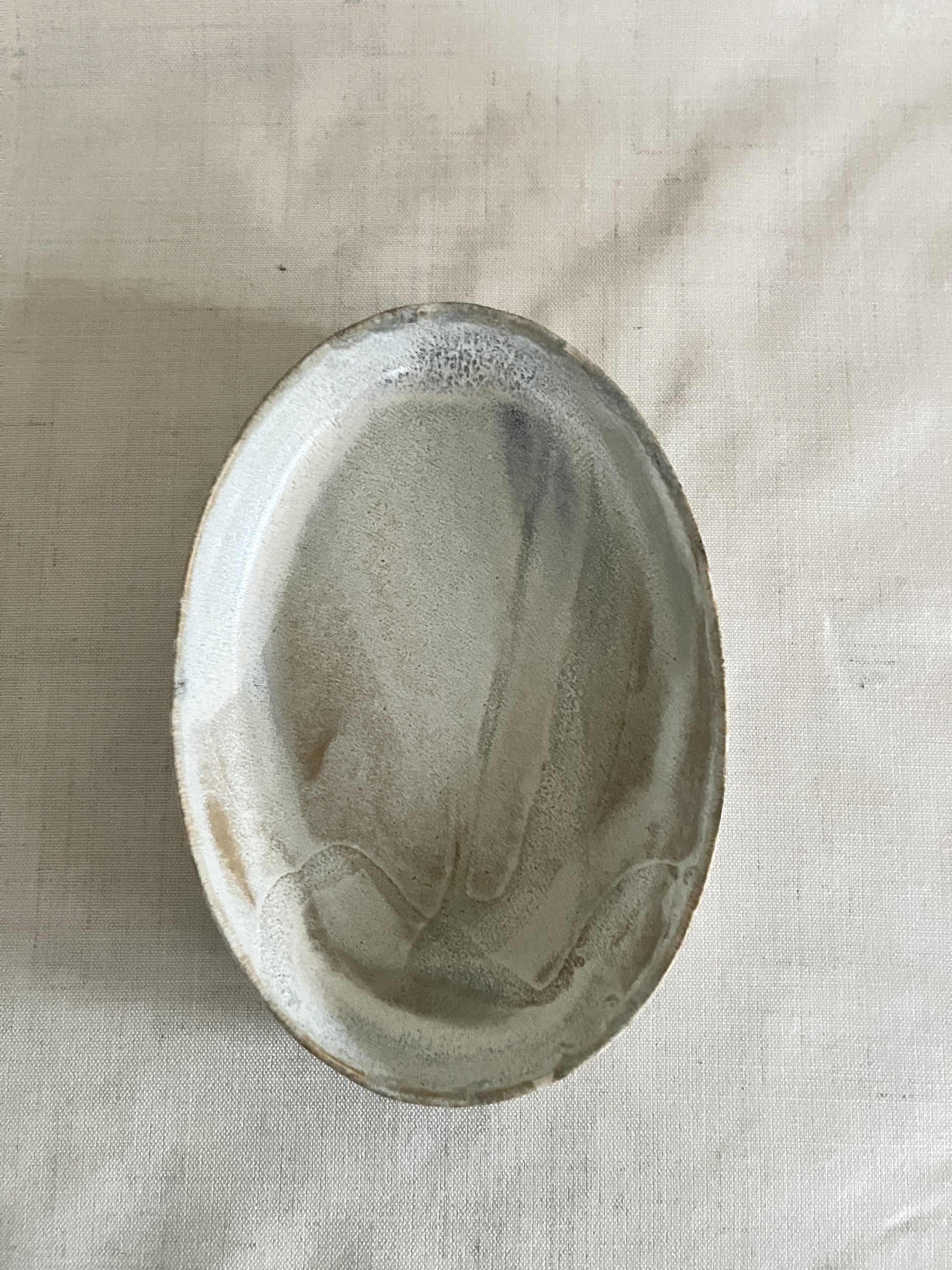 Karolines fade er perfekte til servering.

Keramik fadet er støbt og dermed ens i størrelse med andre fade fra Karoline Illum. Alligevel er der ikke to fade der er ens. Karoline er nemlig optaget af at skabe liv og variation i hendes glasurer. Hun arbejder ofte lag på lag med flere typer glasurer ovenpå hinanden. Derfor kan samme glasur tage sig forskelligt ud fra brænding til brænding.
Diameter: ca. 27,5 x 19 cm. Højde: ca. 3,5 cm.

Fadene tåler rengøring i opvaskemaskine.
