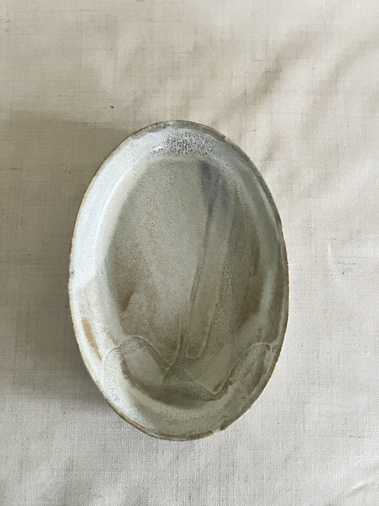 Karolines fade er perfekte til servering.

Keramik fadet er støbt og dermed ens i størrelse med andre fade fra Karoline Illum. Alligevel er der ikke to fade der er ens. Karoline er nemlig optaget af at skabe liv og variation i hendes glasurer. Hun arbejder ofte lag på lag med flere typer glasurer ovenpå hinanden. Derfor kan samme glasur tage sig forskelligt ud fra brænding til brænding.
Diameter: ca. 27,5 x 19 cm. Højde: ca. 3,5 cm.

Fadene tåler rengøring i opvaskemaskine.
