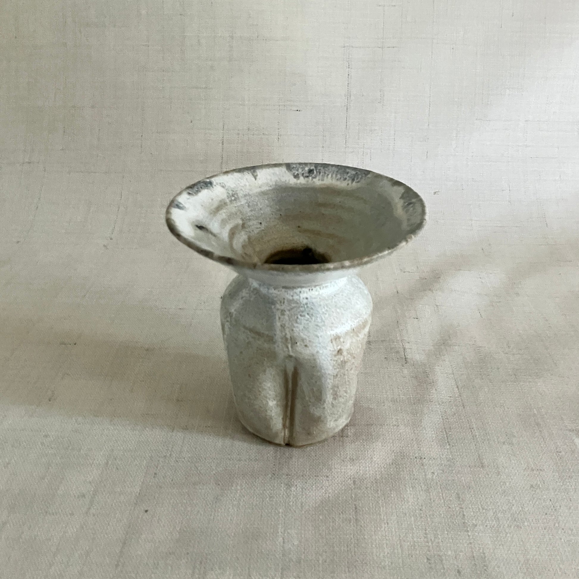 Parabol-vasen i farven Moræne er unika keramik fra Karoline Illum

Højde ca. 12 cm, diameter ca. 13 cm.

Karolines parabolvaser tager afsæt i en 'Huayusa manga', en gryde man koger the i blandt Quichua indianerne i Ecuadors regnskov.