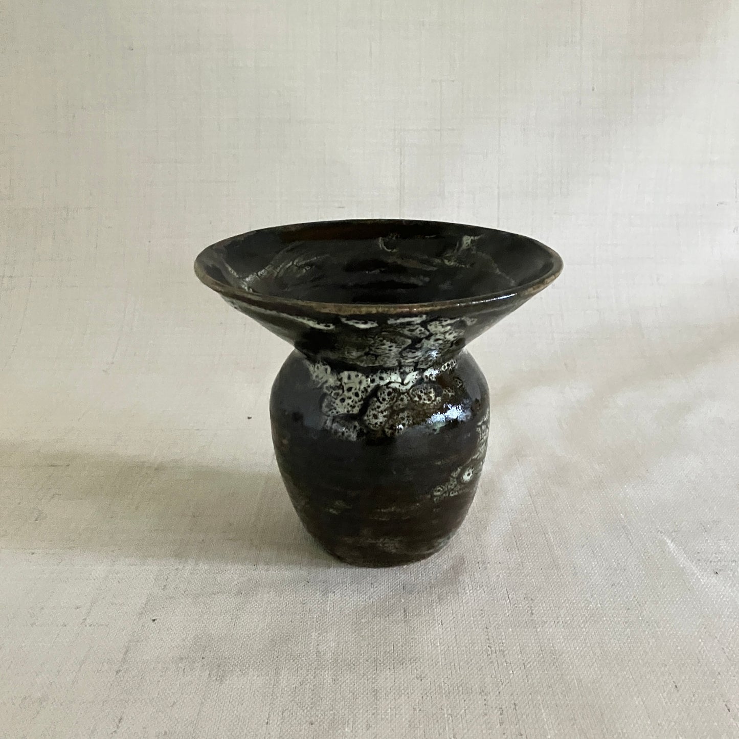 Parabol-vasen i farven Muld er unika keramik fra Karoline Illum.

Højde ca. 13 cm, diameter ca. 15 cm.

Karolines parabolvaser tager afsæt i en 'Huayusa manga', en gryde man koger the i blandt Quichua indianerne i Ecuadors regnskov.