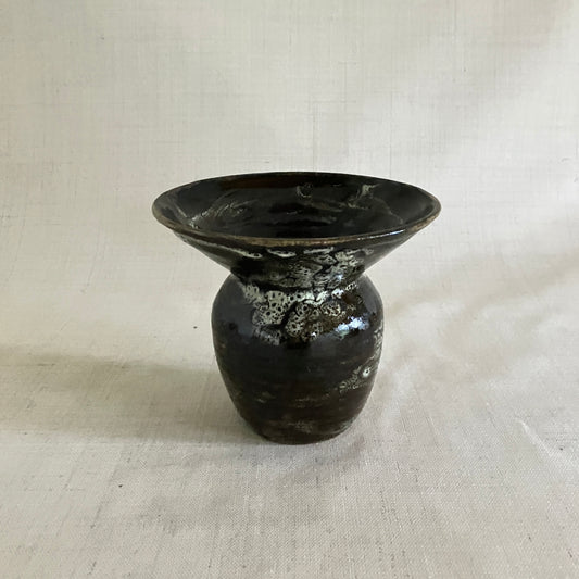 Parabol-vasen i farven Muld er unika keramik fra Karoline Illum.

Højde ca. 13 cm, diameter ca. 15 cm.

Karolines parabolvaser tager afsæt i en 'Huayusa manga', en gryde man koger the i blandt Quichua indianerne i Ecuadors regnskov.