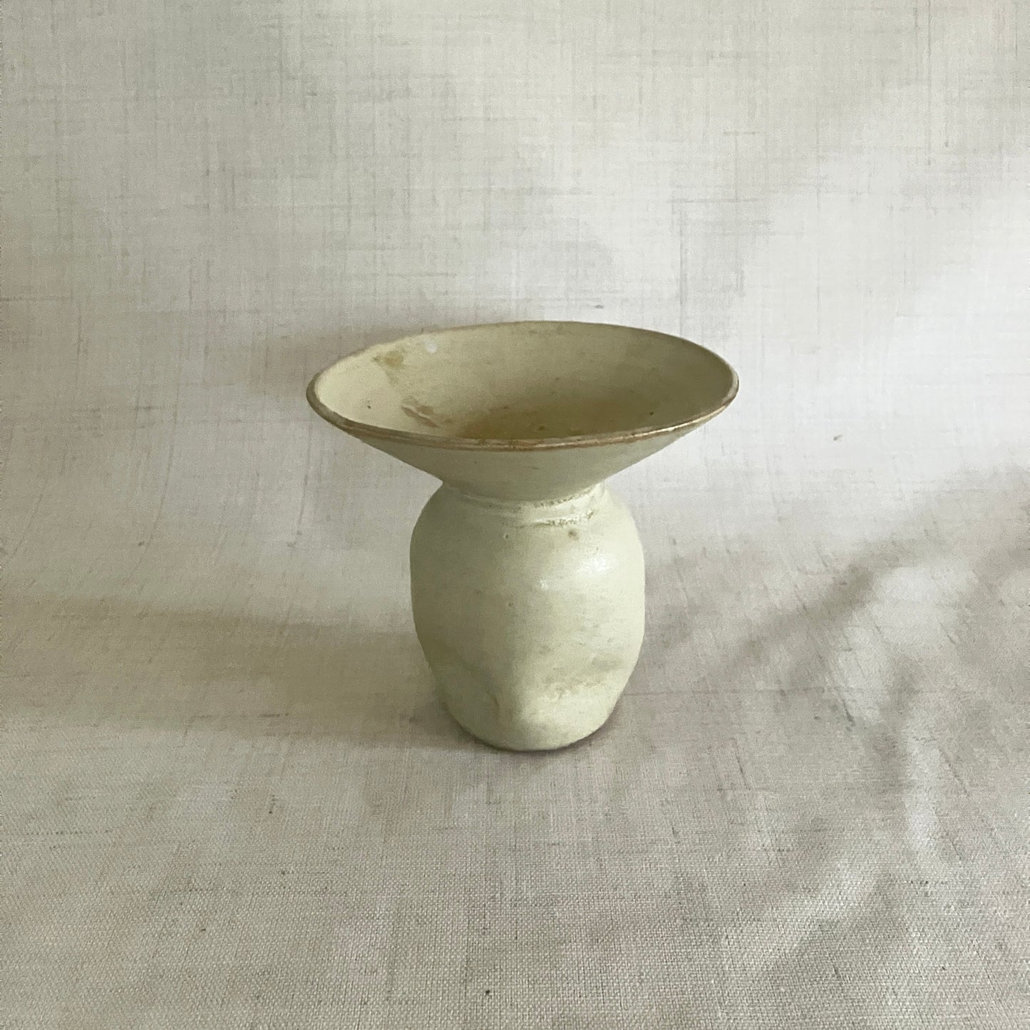 Parabol-vasen i farven Strågul er unika keramik fra Karoline Illum.

Højde ca. 13 cm, diameter ca. 15 cm.

Karolines parabolvaser tager afsæt i en 'Huayusa manga', en gryde man koger the i blandt Quichua indianerne i Ecuadors regnskov.