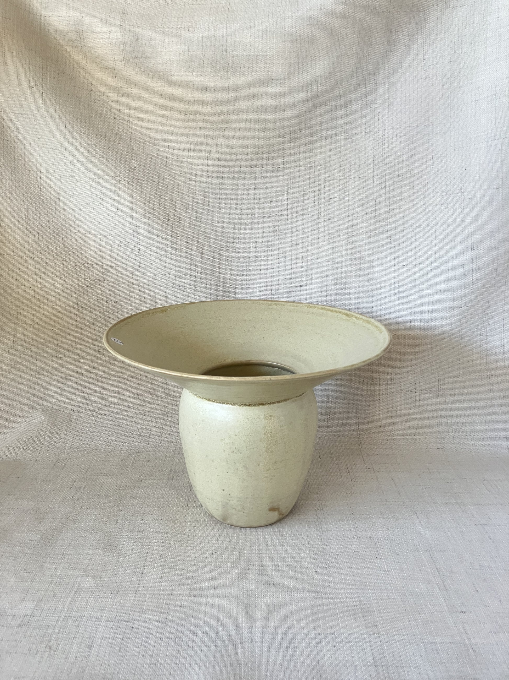 Parabol-vasen i farven Strågul er unika keramik fra Karoline Illum.&nbsp;

Højde ca. 18 cm, diameter ca. 25 cm.

Karolines parabolvaser tager afsæt i en 'Huayusa manga', en gryde man koger the i blandt Quichua indianerne i Ecuadors regnskov.