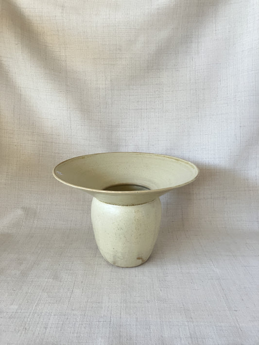 Parabol-vasen i farven Strågul er unika keramik fra Karoline Illum.&nbsp;

Højde ca. 18 cm, diameter ca. 25 cm.

Karolines parabolvaser tager afsæt i en 'Huayusa manga', en gryde man koger the i blandt Quichua indianerne i Ecuadors regnskov.