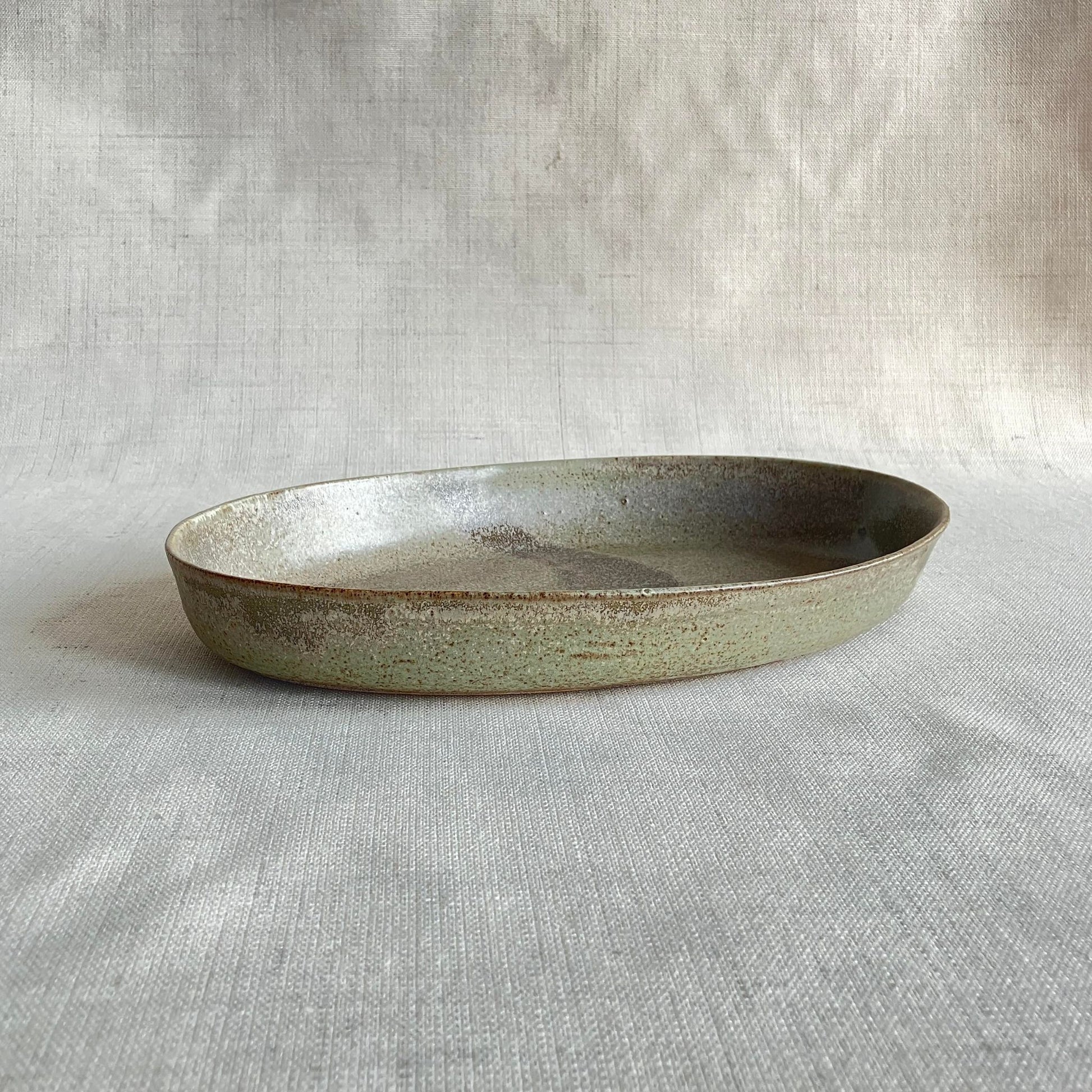 Karolines fade er perfekte til servering.

Keramikfadet er støbt og dermed ens i størrelse med andre fade fra Karoline Illum. Alligevel er der ikke to fade der er ens. Karoline er nemlig optaget af at skabe liv og variation i hendes glasurer. 

Det betyder, at der kan være nuanceforskelle, hvilket ikke er en fejl, men et særkende ved Karolines tilgang til keramikken.
Fadene tåler rengøring i opvaskemaskine.